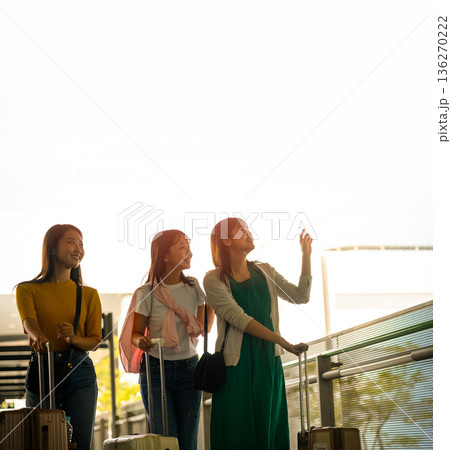 女性三人の旅行の様子 ■撮影協力：関西国際空港（KIX） 136270222