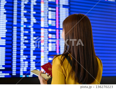 空港でフライト情報確認 ■撮影協力：関西国際空港（KIX） 136270223