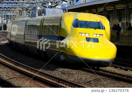 幸せの黄色い新幹線が『小田原駅』を高速で通過!!… 東海道新幹線・ドクターイエロー【923形】 136270378