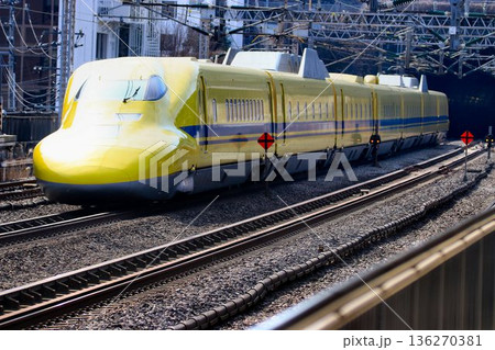 幸せの黄色い新幹線が『小田原駅』を高速で通過!!… 東海道新幹線・ドクターイエロー【923形】 幸せの黄色い新幹線が『小田原駅』を高速で通過!!… 東海道新幹線・ドクターイエロー【923形】 136270381