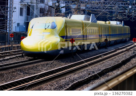 幸せの黄色い新幹線が『小田原駅』を高速で通過!!… 東海道新幹線・ドクターイエロー【923形】 136270382
