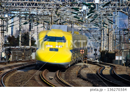 幸せの黄色い新幹線が『小田原駅』を高速で通過!!… 東海道新幹線・ドクターイエロー【923形】 136270384