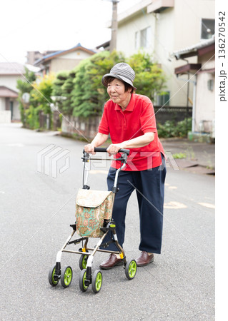 屋外でシルバーカーを使って道路を渡って歩くシニア女性 手押し車 全身 屋外でシルバーカーを使って道路を渡って歩くシニア女性 手押し車 全身 136270542