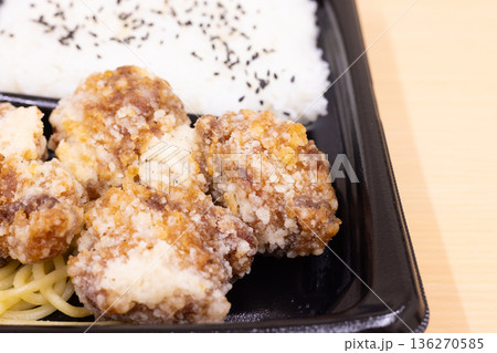 美味しい鶏肉竜田揚げ弁当 美味しい鶏肉竜田揚げ弁当 136270585