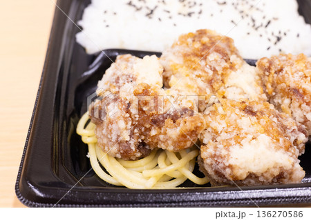 美味しい鶏肉竜田揚げ弁当 136270586
