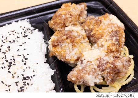 美味しい鶏肉竜田揚げ弁当 美味しい鶏肉竜田揚げ弁当 136270593
