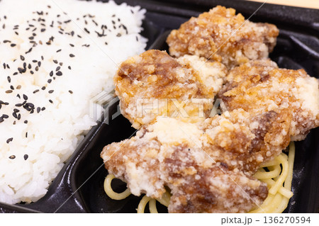 美味しい鶏肉竜田揚げ弁当 美味しい鶏肉竜田揚げ弁当 136270594