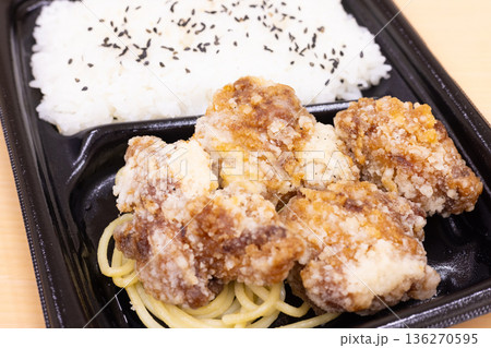 美味しい鶏肉竜田揚げ弁当 美味しい鶏肉竜田揚げ弁当 136270595