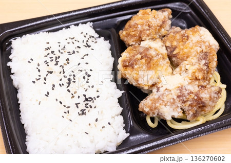 美味しい鶏肉竜田揚げ弁当 美味しい鶏肉竜田揚げ弁当 136270602