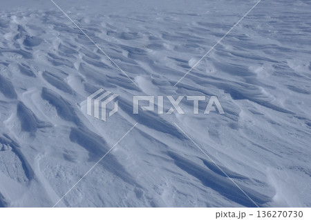 シュカブラ(風雪紋)が描く雪原の造形・冬の山岳地帯に現れる自然のテクスチャ シュカブラ(風雪紋)が描く雪原の造形・冬の山岳地帯に現れる自然のテクスチャ 136270730