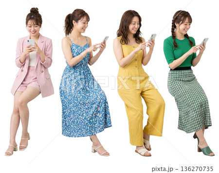 20代同一人物の女性 スマホ操作する座り姿 4人セット 全身切り抜き 透過PNG カジュアル 136270735