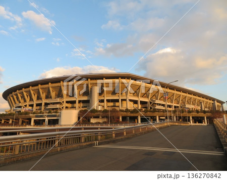 日産スタジアム  夕焼け 136270842