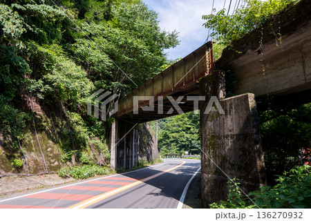 【小河内線】国道に架かる廃線跡の橋梁とトンネル 136270932