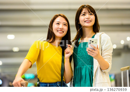 空港でスマホを見る友人 ■撮影協力:関西国際空港(KIX) 空港でスマホを見る友人 ■撮影協力:関西国際空港(KIX) 136270939