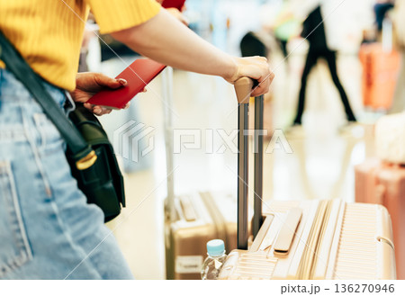 空港で荷物を引く ■撮影協力：関西国際空港（KIX） 136270946