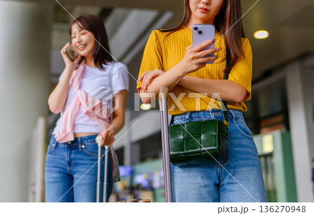 空港でスマートフォン操作 ■撮影協力：関西国際空港（KIX） 136270948