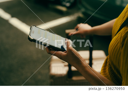 屋外でスマホ操作する女性 ■撮影協力:関西国際空港(KIX) 屋外でスマホ操作する女性 ■撮影協力:関西国際空港(KIX) 136270950