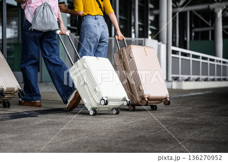 空港でスーツケースを引く二人 ■撮影協力:関西国際空港(KIX) 空港でスーツケースを引く二人 ■撮影協力:関西国際空港(KIX) 136270952