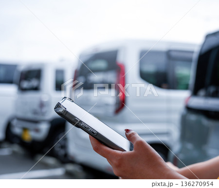 スマホで車を操作 ■撮影協力：関西国際空港（KIX） 136270954