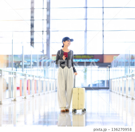 空港で旅行の女性 ■撮影協力：関西国際空港（KIX） 136270958