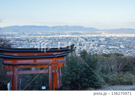稲荷山　四ツ辻から見る京都市内(京都市伏見区) 136270971