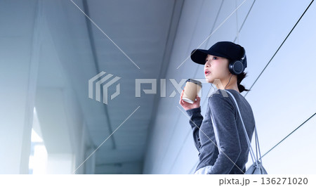 駅で音楽聴く女性 ■撮影協力：関西国際空港（KIX） 136271020