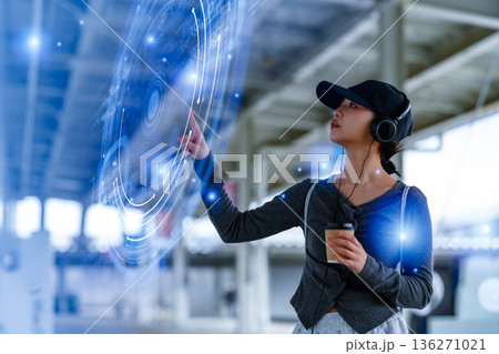 女性がホログラム操作 ■撮影協力：関西国際空港（KIX） 136271021