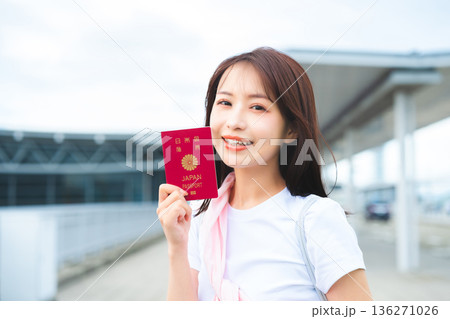 女性がパスポートを提示 ■撮影協力：関西国際空港（KIX） 136271026
