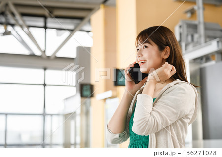駅で携帯電話で話す女性 ■撮影協力:関西国際空港(KIX) 駅で携帯電話で話す女性 ■撮影協力:関西国際空港(KIX) 136271028