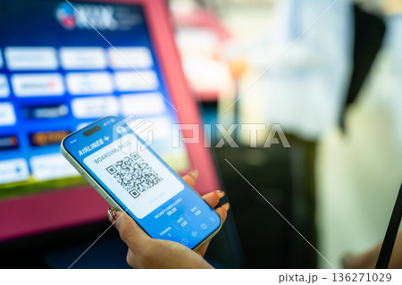 スマホで搭乗券提示 ■撮影協力：関西国際空港（KIX） 136271029