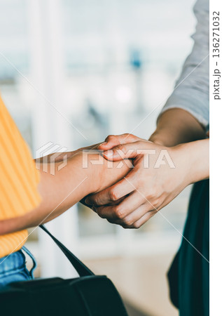 手を取り合う二人の様子 ■撮影協力：関西国際空港（KIX） 136271032