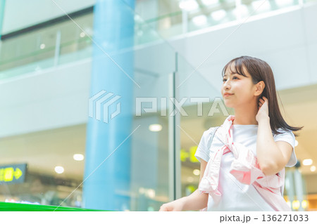 空港で未来を見つめる女性 ■撮影協力:関西国際空港(KIX) 空港で未来を見つめる女性 ■撮影協力:関西国際空港(KIX) 136271033