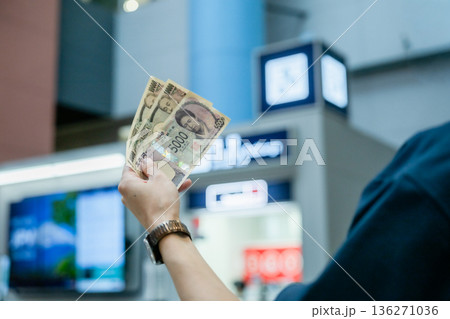 空港での日本円受け取り ■撮影協力:関西国際空港(KIX) 空港での日本円受け取り ■撮影協力:関西国際空港(KIX) 136271036