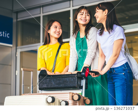 友人との空港旅行準備 ■撮影協力:関西国際空港(KIX) 友人との空港旅行準備 ■撮影協力:関西国際空港(KIX) 136271037