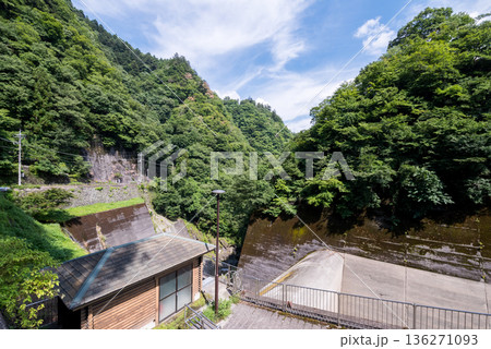 【小河内ダム】夏のダムと国道 【小河内ダム】夏のダムと国道 136271093