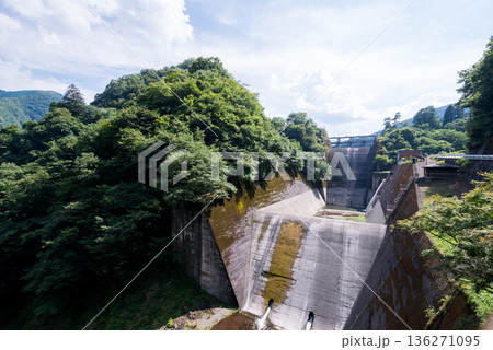 【小河内ダム】夏のダムの余水吐水門 【小河内ダム】夏のダムの余水吐水門 136271095
