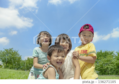 公園で遊ぶ子供たち 公園で遊ぶ子供たち 136271105