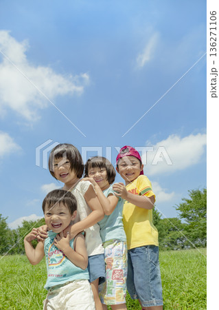 公園で遊ぶ子供たち 136271106