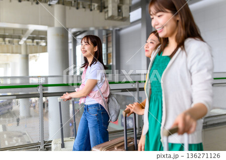空港で旅行を楽しむ女性たち ■撮影協力:関西国際空港(KIX) 空港で旅行を楽しむ女性たち ■撮影協力:関西国際空港(KIX) 136271126