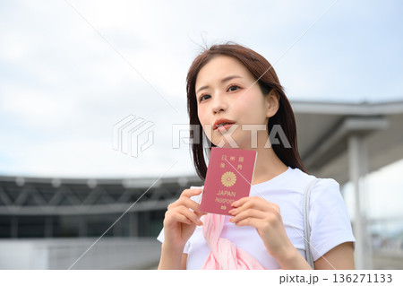 空港でパスポートを持つ女性 ■撮影協力：関西国際空港（KIX） 136271133