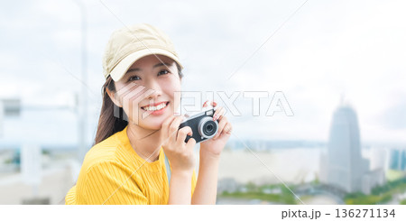 空港でカメラを持つ女性 ■撮影協力:関西国際空港(KIX) 空港でカメラを持つ女性 ■撮影協力:関西国際空港(KIX) 136271134