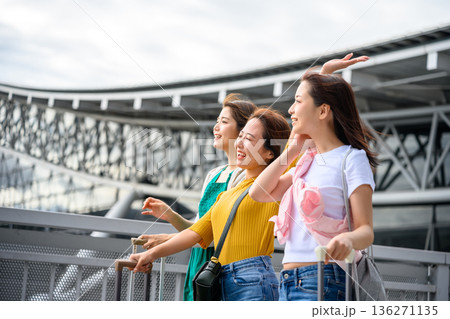 友人との旅行出発 ■撮影協力:関西国際空港(KIX) 友人との旅行出発 ■撮影協力:関西国際空港(KIX) 136271135