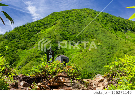九勢至の祠と高妻山山頂 九勢至の祠と高妻山山頂 136271149