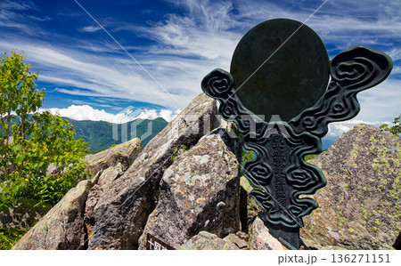 高妻山山頂の銅鏡と妙高山の眺め 高妻山山頂の銅鏡と妙高山の眺め 136271151