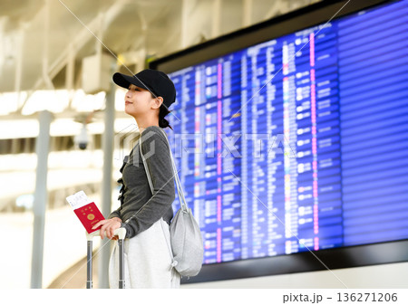 空港でフライト情報確認 ■撮影協力：関西国際空港（KIX） 136271206