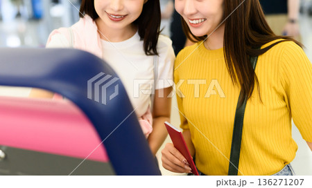 空港で自動発券機操作 ■撮影協力：関西国際空港（KIX） 136271207