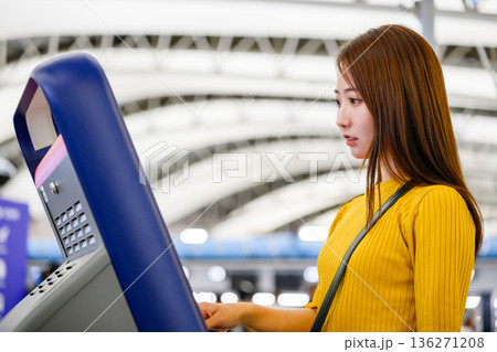 女性が券売機を操作 ■撮影協力:関西国際空港(KIX) 女性が券売機を操作 ■撮影協力:関西国際空港(KIX) 136271208