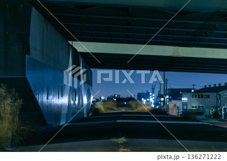 高架下の奥行き 136271222