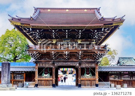 【東京】初春の西新井大師　立派な山門と参拝客 136271278