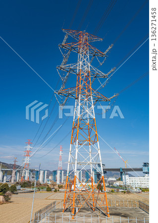 田園の中にそびえ立つ送電線鉄塔　大阪府高槻市 136271458
